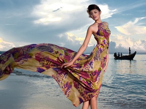 Huong Giang khoe chan dai o bien hinh anh