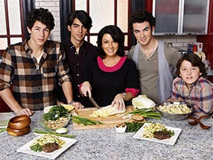 Me Jonas Brothers khoa than tren phim hinh anh