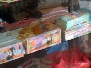 Teen nghich dai voi tien am phu hinh anh