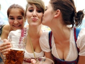 Nguoi dep lam nong le hoi bia Oktoberfest hinh anh