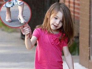 Suri dien giay cao got hinh anh