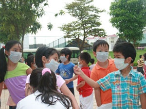 Hoc sinh nhiem cum, truong bung bit thong tin hinh anh