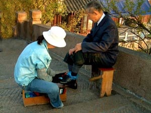 Nu sinh vien khoi nghiep bang nghe danh giay hinh anh