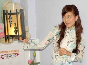 Phi Ngoc Anh khoe dang voi ao dai hinh anh