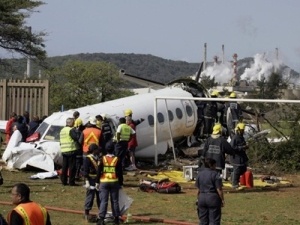 May bay dam xuong san truong o Nam Phi hinh anh