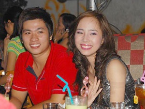 Quynh Nga e ap ben chang trai la hinh anh