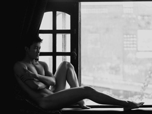 Trung Cuong khoe hinh the trong bo anh nude den trang hinh anh
