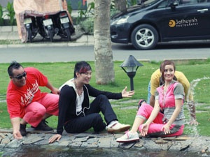 Ly Hai va Hieu Hien gheo 'gai' giua ban ngay hinh anh