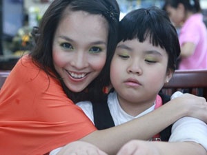 Hien Thuc nhi nhanh cung con gai sau canh ga hinh anh