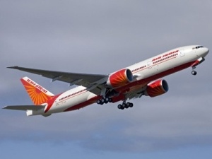 Phi cong va tiep vien au da giua chuyen bay hinh anh