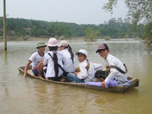 Lu chua rut, hon 5.000 hoc sinh phai nghi hoc hinh anh