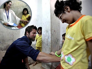 Jolie - Pitt choi dua voi tre em Syria hinh anh