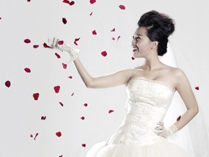 Em gai Quang Vinh khoe ao cuoi hinh anh