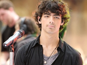 Joe Jonas tiet lo so truong nau nuong hinh anh