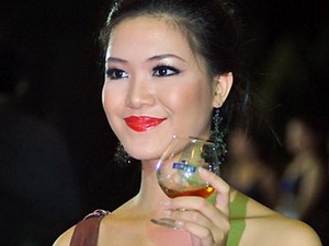 Thuy Dung noi bat voi mau son do hinh anh