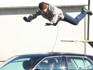 Tom Cruise bay cung day an toan hinh anh