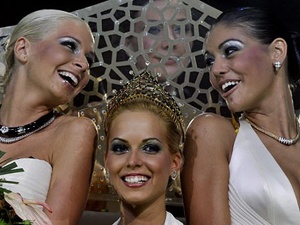 Hoa hau 'dao keo' Hungary hinh anh