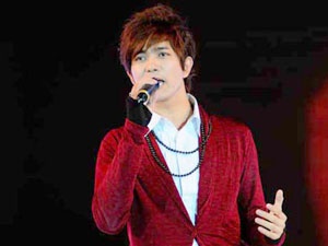 Tim doc dien tren san khau hinh anh