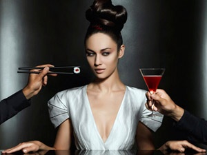 Bond girl nong bong trong bo lich moi hinh anh