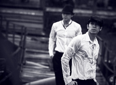 The Men la lam trong bo anh den trang hinh anh