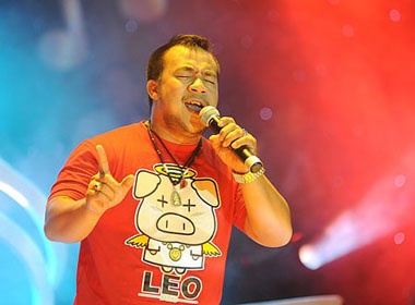 Hieu Hien gay bat ngo vi giong hat hinh anh