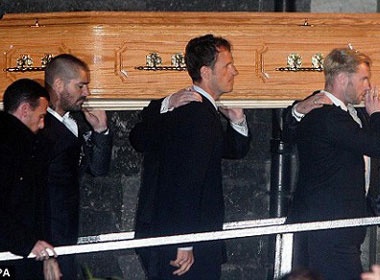 Boyzone dua xac Stephen Gately ve nha hinh anh