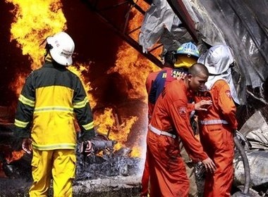 May bay dam nha kho lam 4 nguoi chet hinh anh