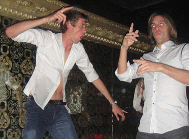 Peter Crouch quay tung bung trong quan bar hinh anh