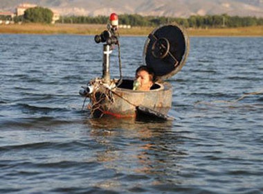 Chiec tau ngam tu che hinh anh