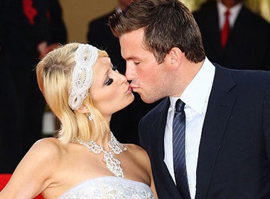 Paris Hilton tron trong banh sinh nhat hinh anh