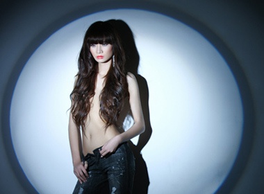 Ngoc Oanh gay soc voi bo anh 'nong' hinh anh