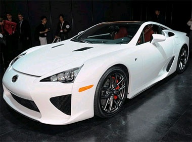 Sieu xe Lexus LF-A trinh lang voi gia 375.000 USD hinh anh