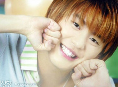 Thanh vien DBSK mo quan pho Viet hinh anh