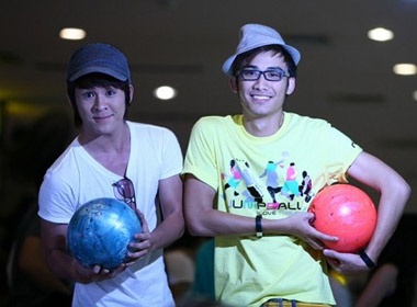 Chi Thien - Thien Minh ru nhau choi bowling hinh anh