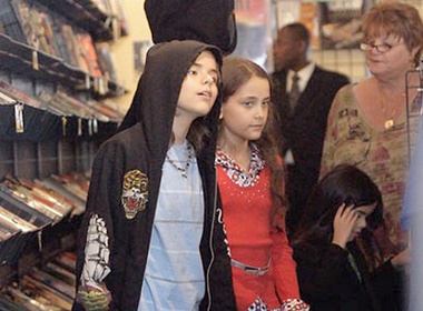 Cac con Michael Jackson bi dung xe hinh anh