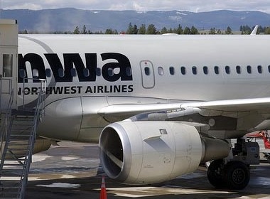 May bay lac duong vi phi cong cai nhau hinh anh