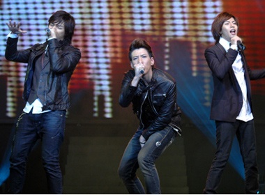 Kim Joon & T-Max bi fan 'giam long' o san khau Lan Anh hinh anh