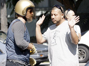 Brad Pitt gap tai nan vi paparazzi hinh anh