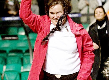 Susan Boyle bi tut quan tren san bong hinh anh
