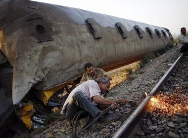 Bo di lac khien 2 tau hoa dam nhau hinh anh