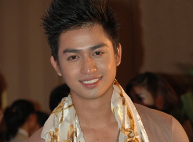 Ngam Hoang Long cuoi hien hinh anh