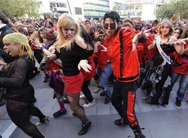 Fan Michael Jackson lai cung nhay 'Thriller' hinh anh