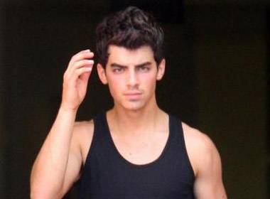 Joe Jonas khoe kieu toc moi sexy hinh anh
