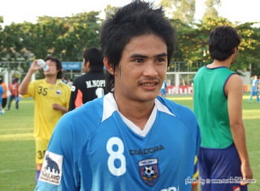Ngoi sao DT Thai Lan bi am sat hut hinh anh