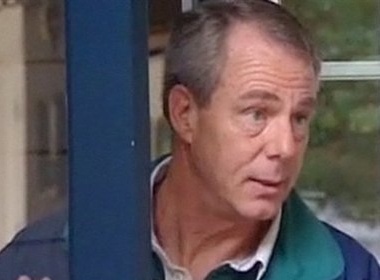 Phi cong lac duong vi dung may tinh xach tay hinh anh