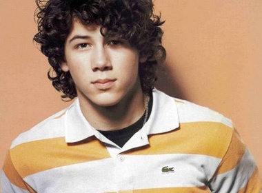 Nick Jonas tu tin hat solo hinh anh