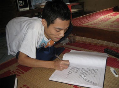 Chang trai vuot qua bao giong cuoc doi hinh anh