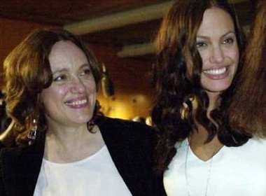 Jolie ngu voi ban trai cua me nam 16 tuoi hinh anh