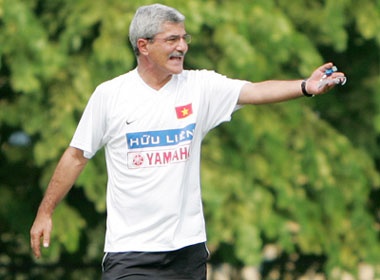 HLV Calisto: 'VFF chua moi toi gia han hop dong' hinh anh