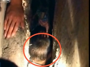 Giai thoat cho cau be ket dau giua hai toa nha hinh anh